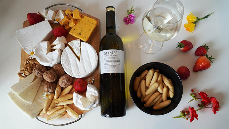 Els aperitius estan de moda: formatges i un vi blanc primaveral