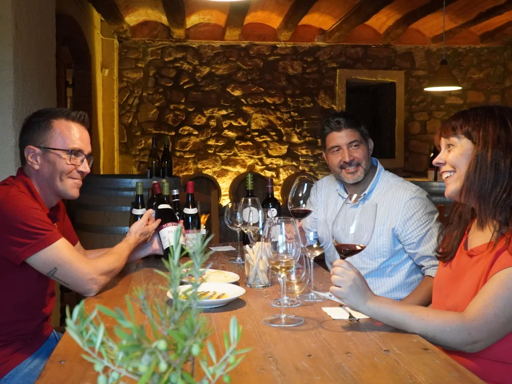 Tast de vins a Mas d'en Gil, un dels cellers visitables del Priorat.