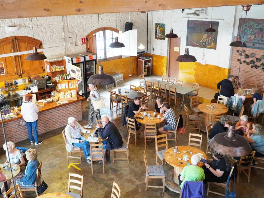 El bar de vins del celler cooperatiu d'Artès al Bages és un lloc autèntic i amb molt ambient