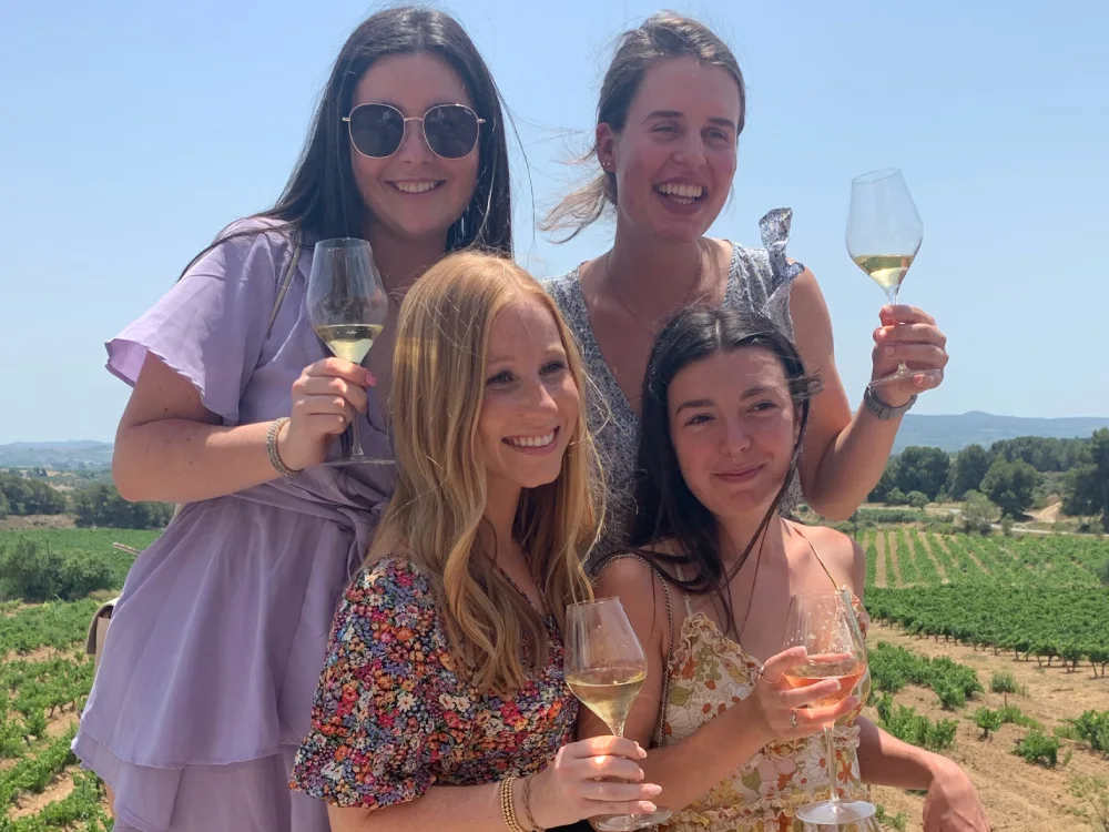 La Primavera del Cava és un festival d'enoturisme entre vinyes a diferents cellers elaboradors de cava