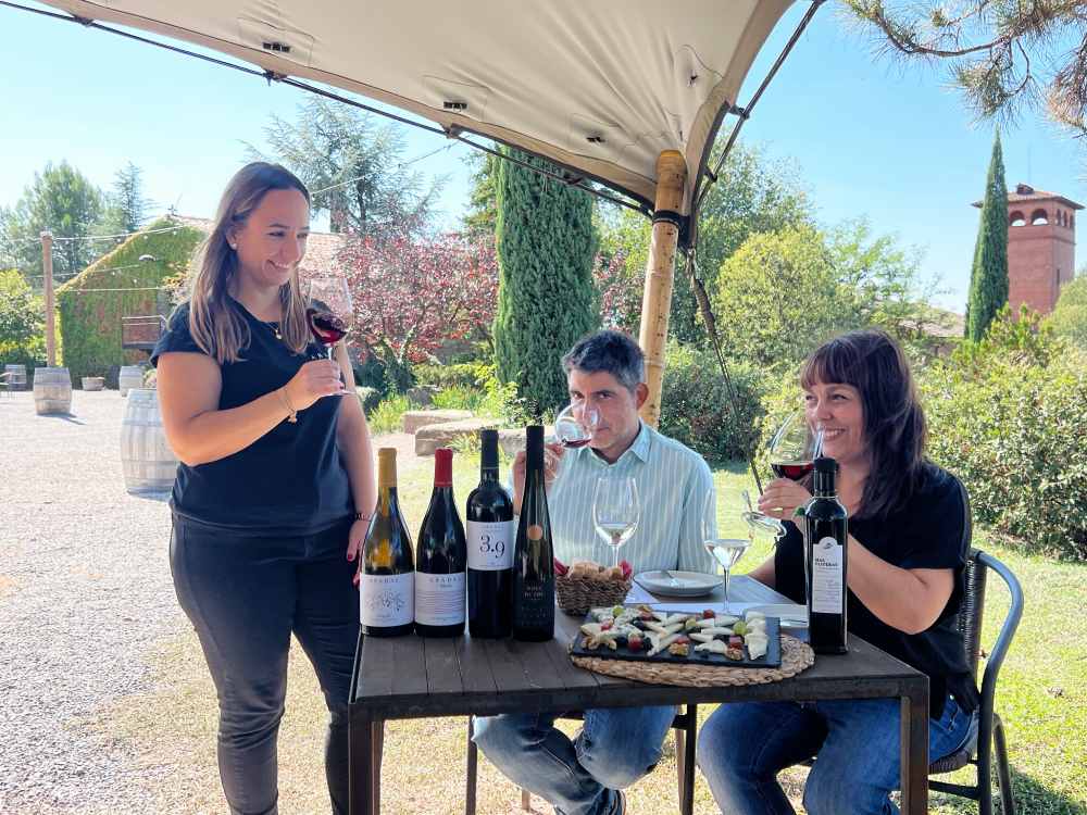 El maridatge de formatges amb vins a Abadal és un tast guiat per una sommelier