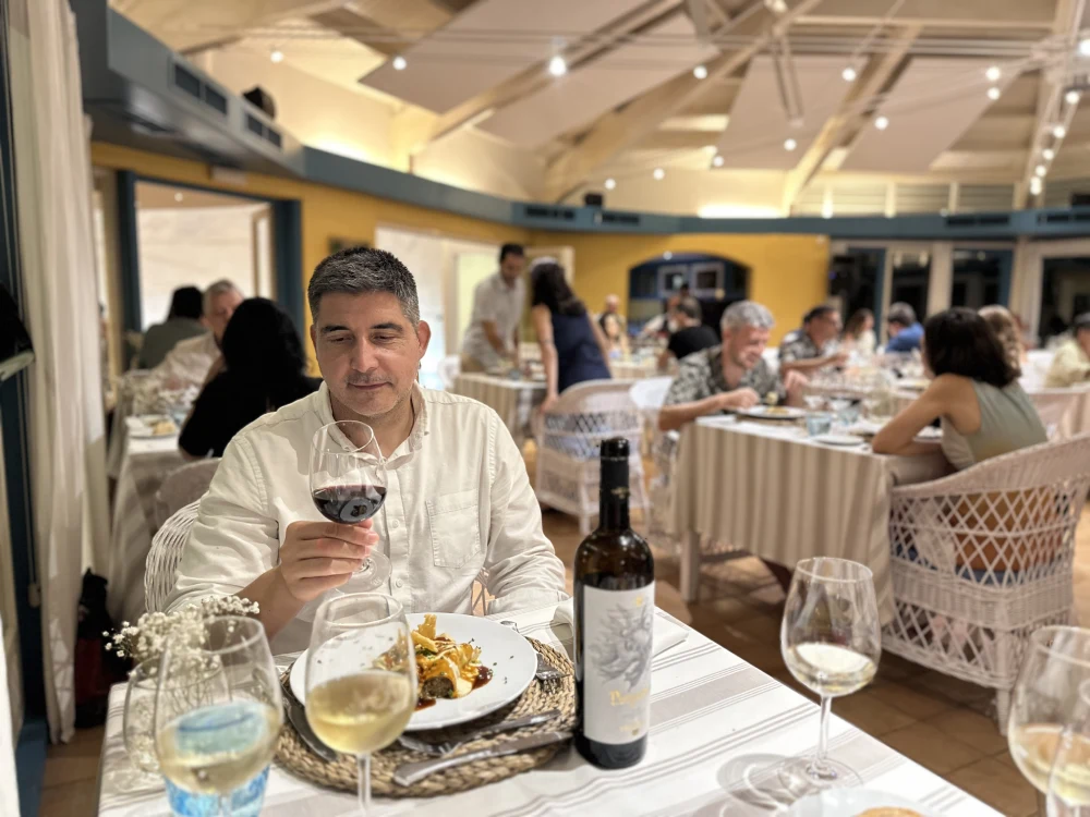 Menjador interior de Mas Rabell en uan activitat d'enoturisme.