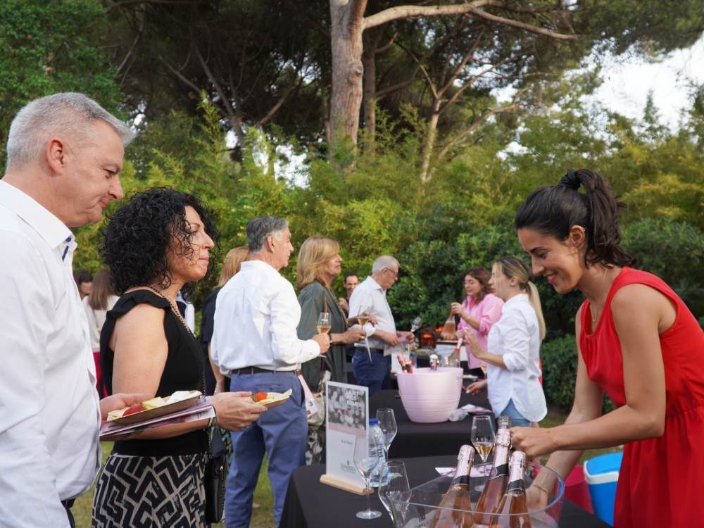 La Nit del Rosats és un sopar amb tastos de caves i ambient a l'aire lliure.