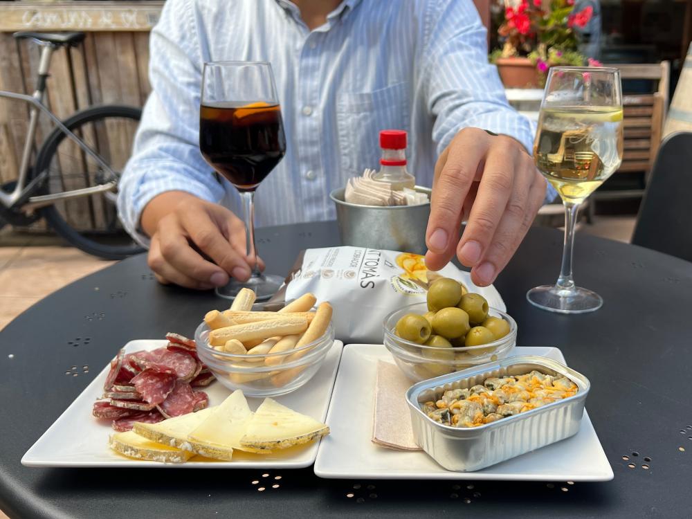 Aperitiu al Celler Cooperatiu d'Artes amb els seus vermuts artesanals