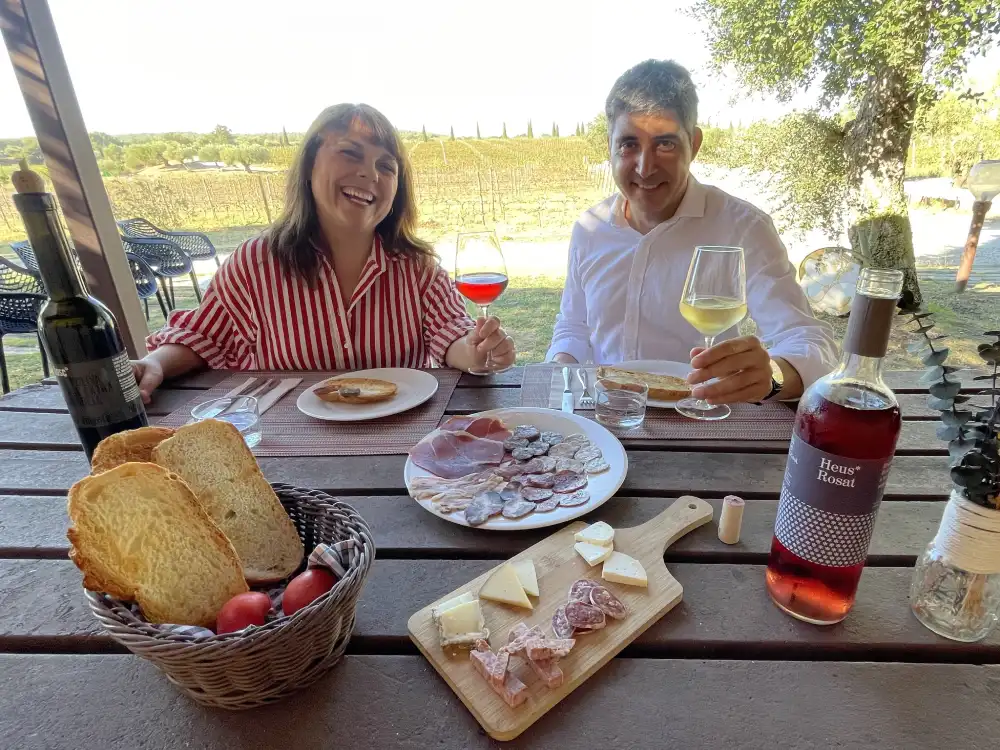 Esmorzar entre vinyes al celler la Vinyeta de l'Empordà.