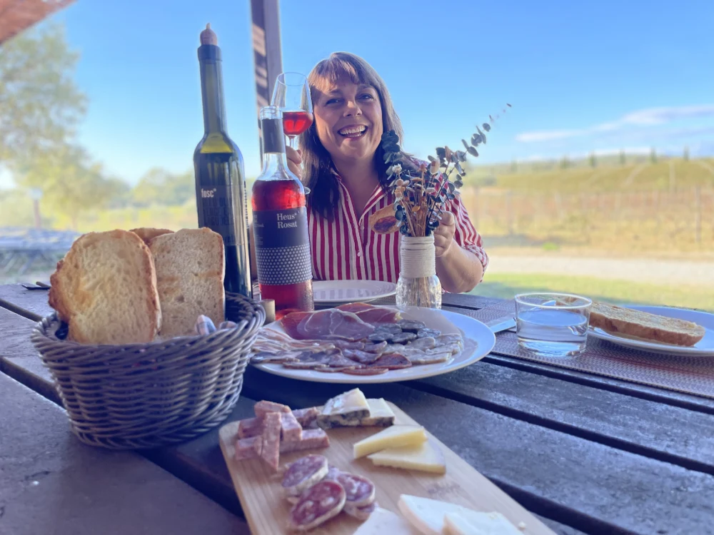 Esmorzar als apartaments entre vinyes de La Vinyeta.