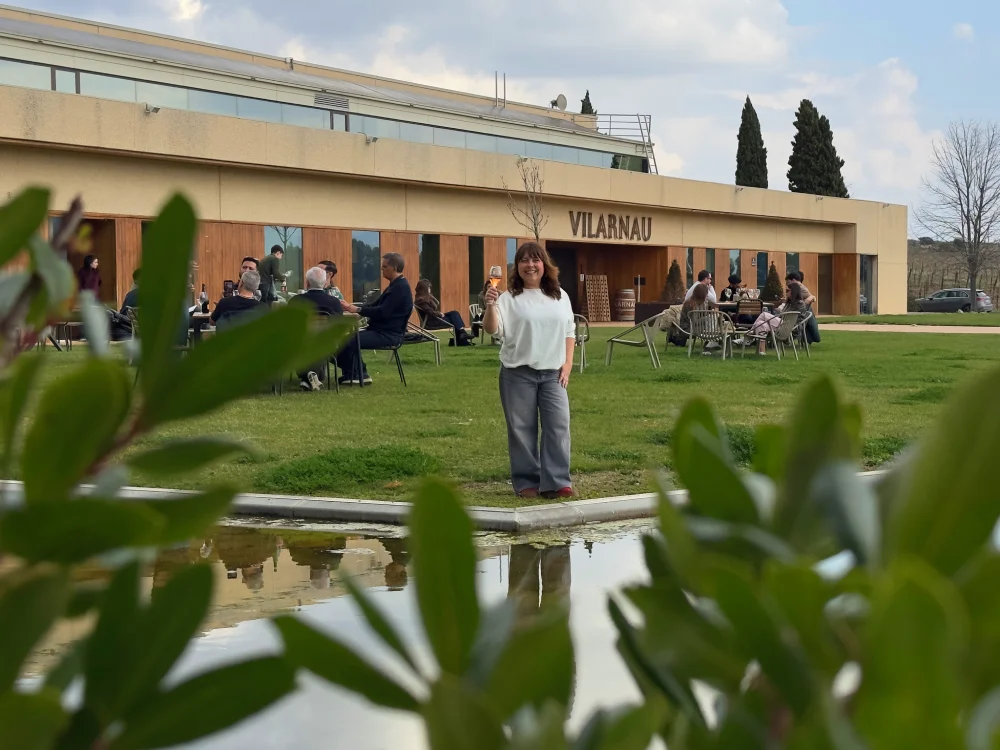 Caves Vilarnau està envoltat d'una zona ajardinada i un llac al Penedès