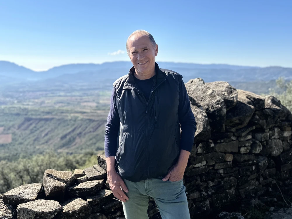 Raül Bobet, enòleg de Castell d'Encus, parla dels cups de pedra.