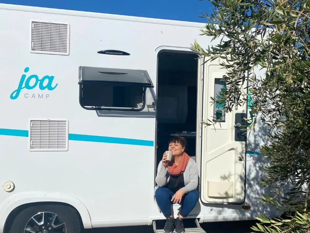Parada en un celler per fer una visita amb camper