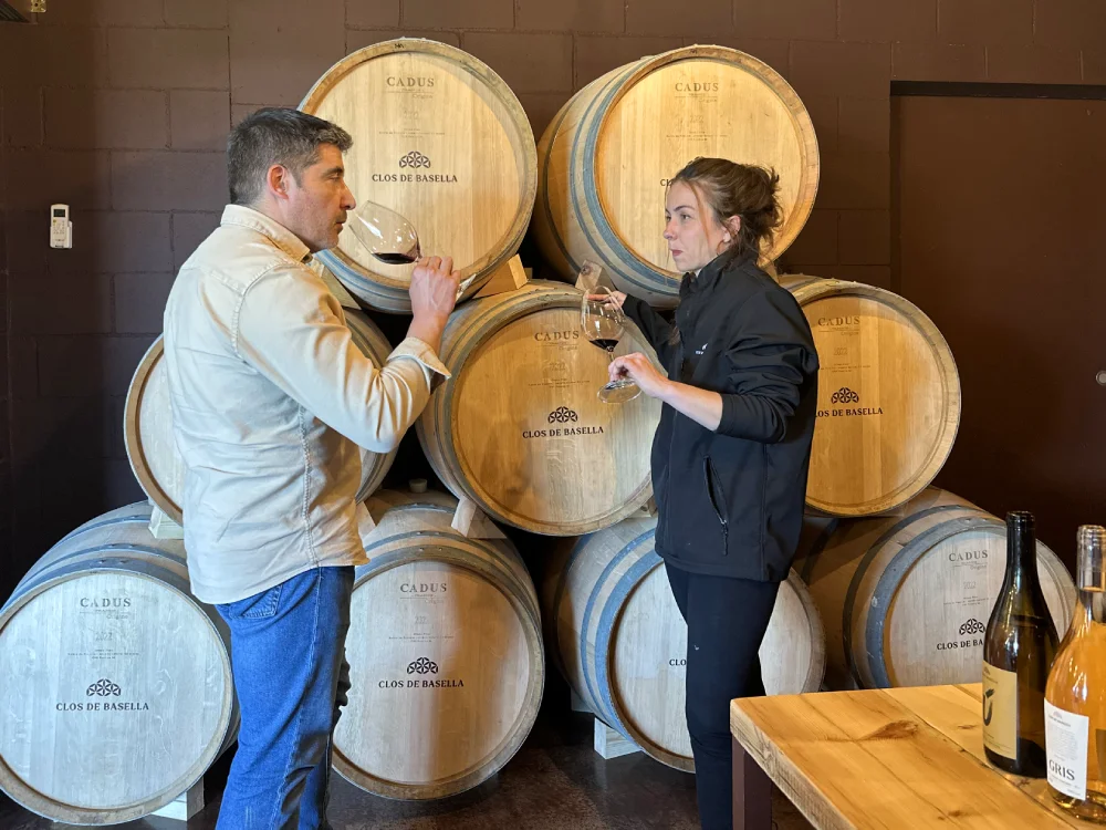 Tast de vins de Clos de Basella amb enòloga entre barriques de fusta