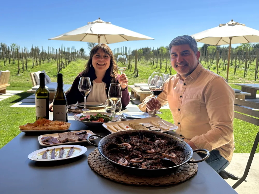 Taula amb fideuà, aperitiu de proximitat i vins de l'Escapada Gastronòmica de Clos de Basella a l'Empordà