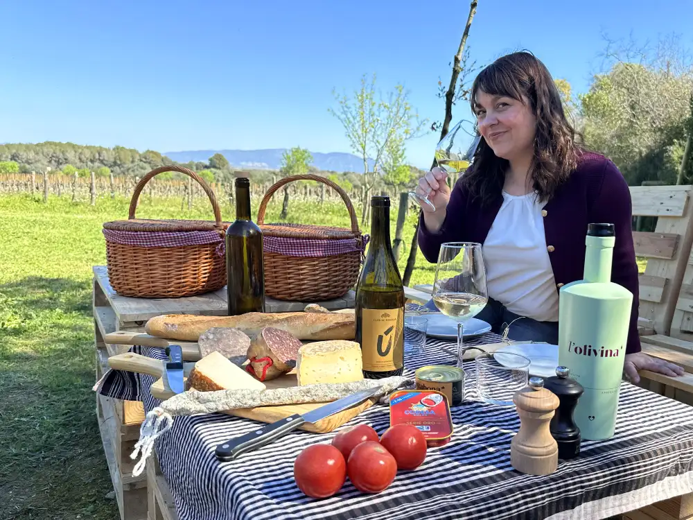 Formatges, embotits i pa artesà amb vins de Clos de Basella és el pícnic gurmet