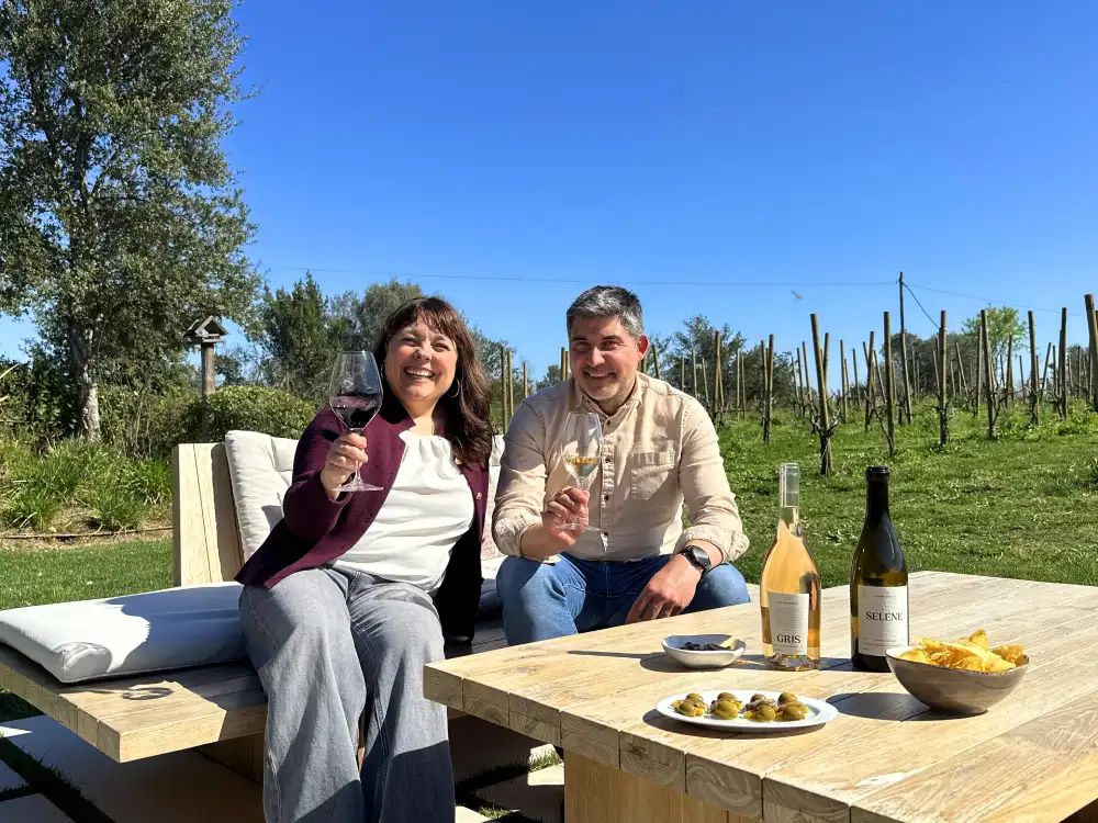 Wine bar entre vinyes a Clos de Basella a l'Empordà