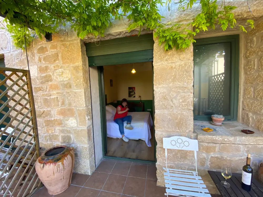 Detall d'una habitació del Vilosell Wine Hotel del celler Tomàs Cusiné a Lleida