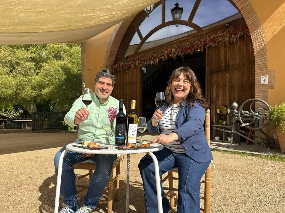 Taules a l'ombra per fer el tast de vins del celler Can Roda a la DO Alella