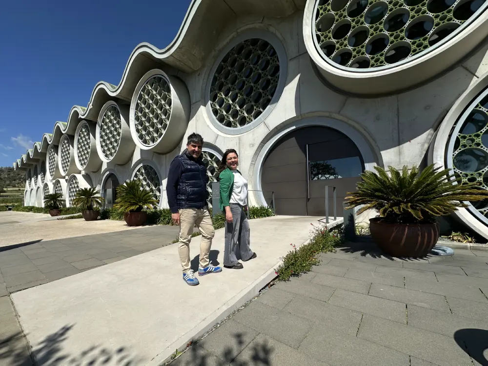 L'entrada de Mastinell, icònic celler amb hotel i restaurant.