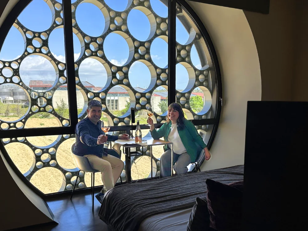 Ampolla de cava rosat de cortesia a la suite de l'Hotel Mastinell