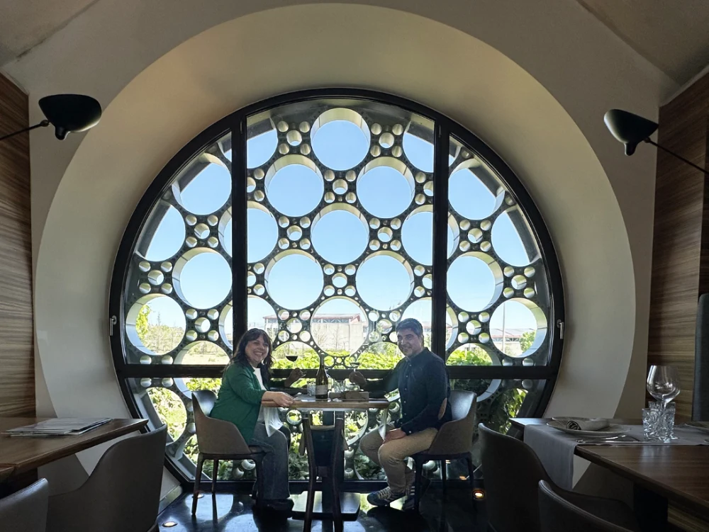 Interior del restaurant Mastinell amb finestrals.