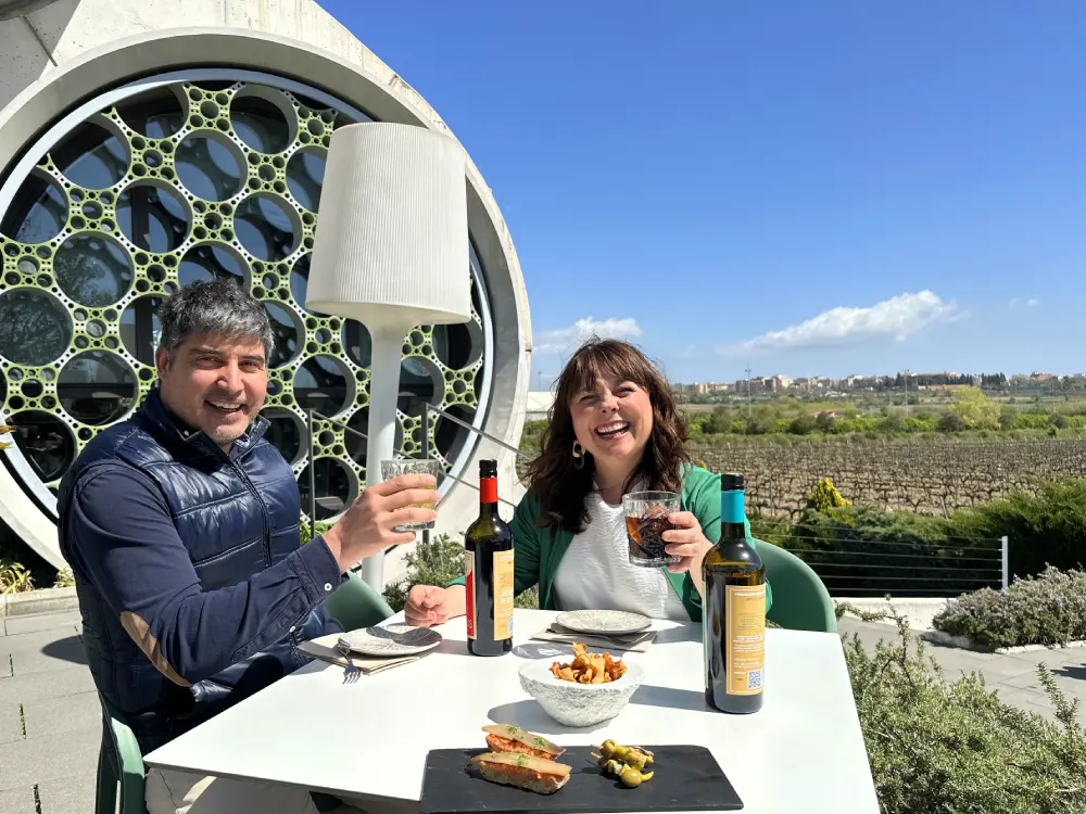 Bar de vins a la terrassa del celler Mastinell