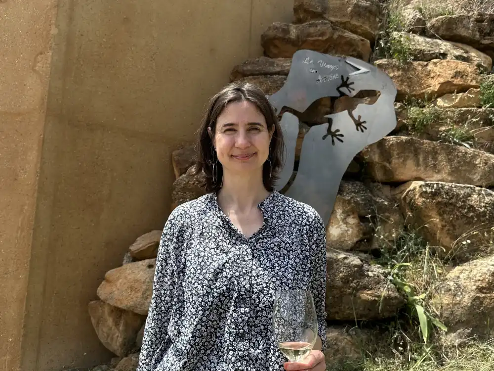 Sara Jové al celler Mas Blanch i Jové celebrant els 20 anys